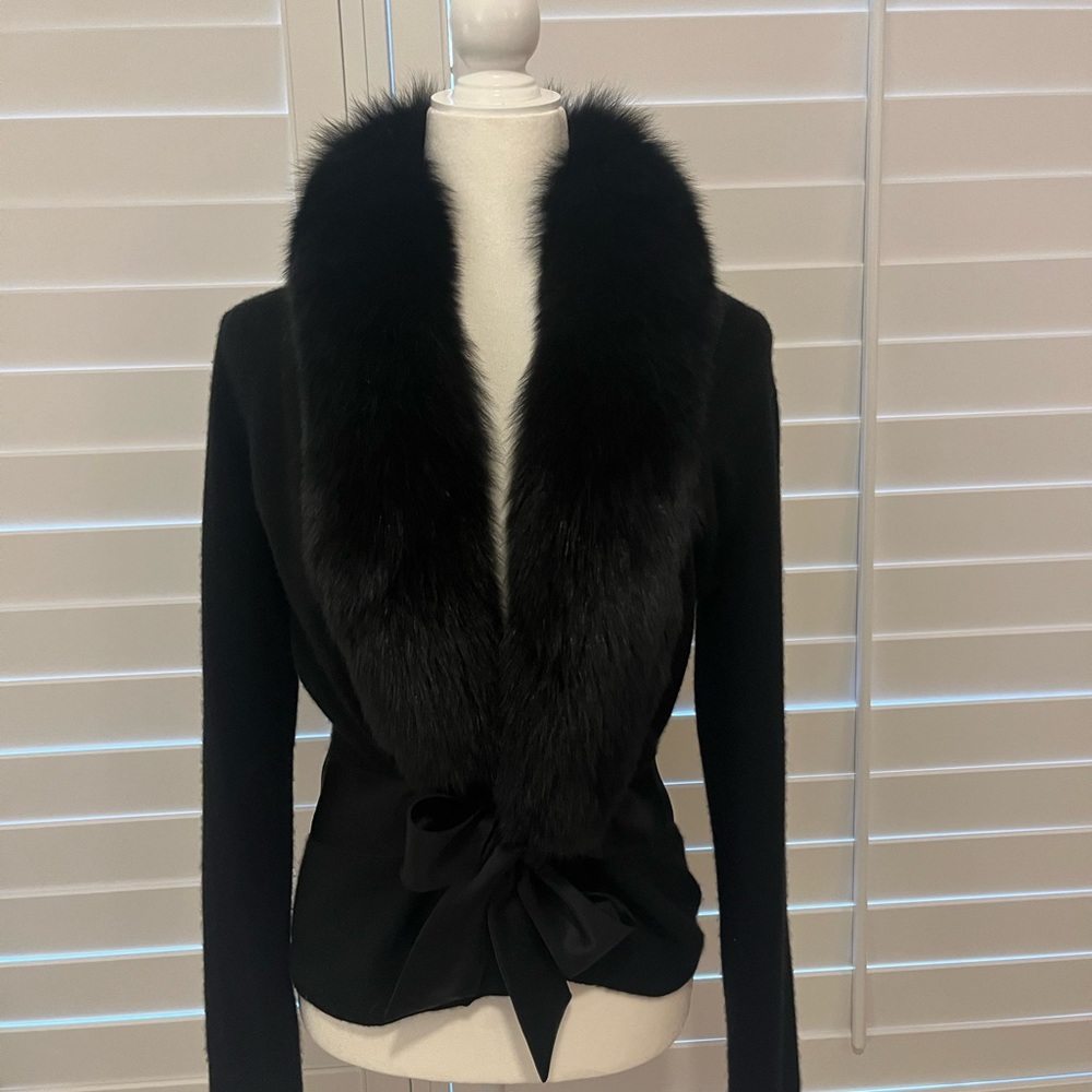 Saks Fifth Avenue Black cashmere sweater with fox fur trim